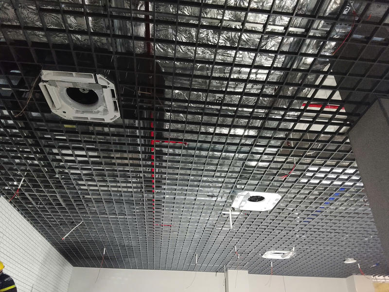 Hình ảnh thi công hoàn thiện trần nhôm caro vuông
