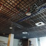 Hình ảnh thi công hoàn thiện trần nhôm caro vuông