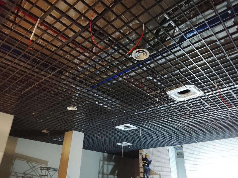 Hình ảnh thi công hoàn thiện trần nhôm caro vuông