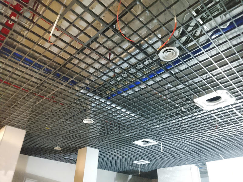 Hình ảnh thi công hoàn thiện trần nhôm caro vuông